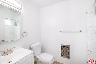 5541 Newcastle Ave in Los Angeles, CA - Building Photo - Building Photo