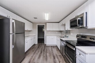 7145 Pinewood Dr in New Port Richey, FL - Building Photo - Building Photo