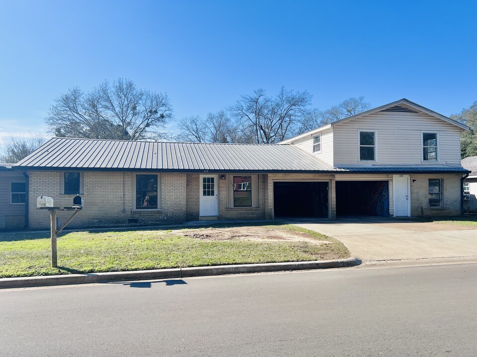 620 Logansport St in Center, TX - Building Photo