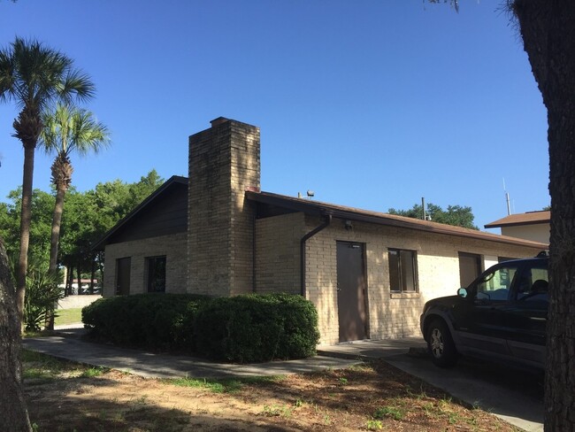 Oasis Apartments and Self Storage in Leesburg, FL - Building Photo - Building Photo