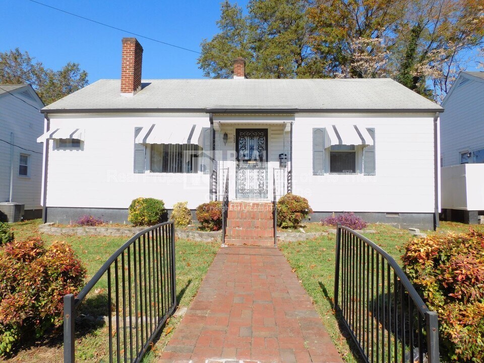 733 W Twenty-Fifth St in Winston-Salem, NC - Foto de edificio