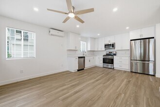 520 Poinsettia Ave in Newport Beach, CA - Building Photo - Building Photo