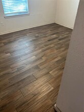 12221 Hulsey Rd in Manor, TX - Foto de edificio - Building Photo