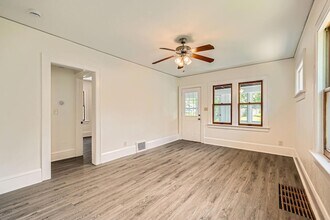 1083 Western Ave N in St. Paul, MN - Building Photo - Building Photo