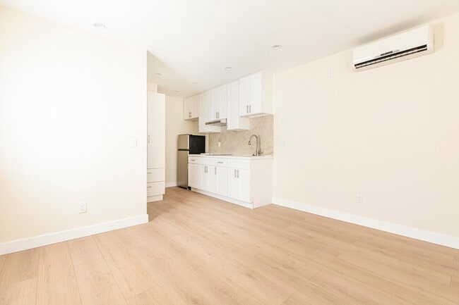 10545 Leolang Ave in Sunland, CA - Building Photo - Building Photo