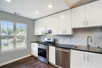 5060 Meadow Overlook Dr, Unit 103 in Cumming, GA - Foto de edificio - Building Photo