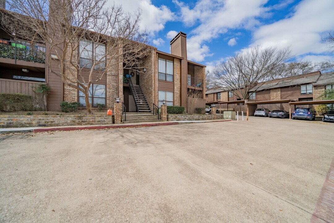 7522 Holly Hill Dr-Unit -# 37 in Dallas, TX - Building Photo