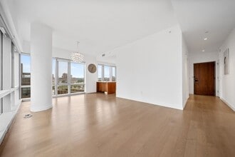 75 Park Ln S in Jersey City, NJ - Foto de edificio - Building Photo