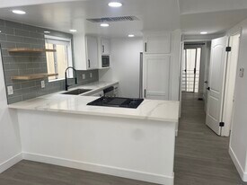 213 Moonstone St, Unit 213 in Manhattan Beach, CA - Building Photo