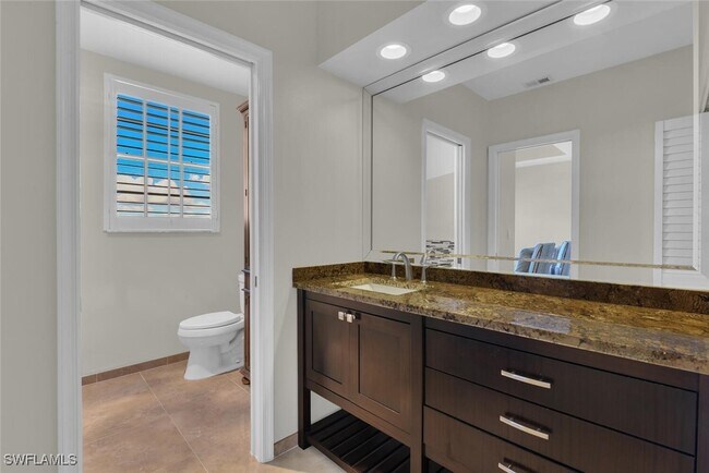 2000 Royal Marco Way in Marco Island, FL - Foto de edificio - Building Photo