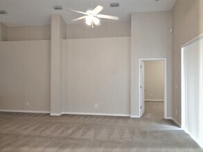 8003 Moccasin Trail Dr in Riverview, FL - Foto de edificio - Building Photo