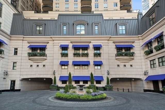 11 E Walton St in Chicago, IL - Building Photo