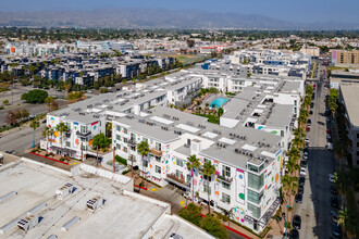 Lofts at Noho Commons in North Hollywood, CA - Foto de edificio - Building Photo