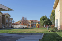 Rosewood Villas in Cutler, CA - Foto de edificio - Building Photo