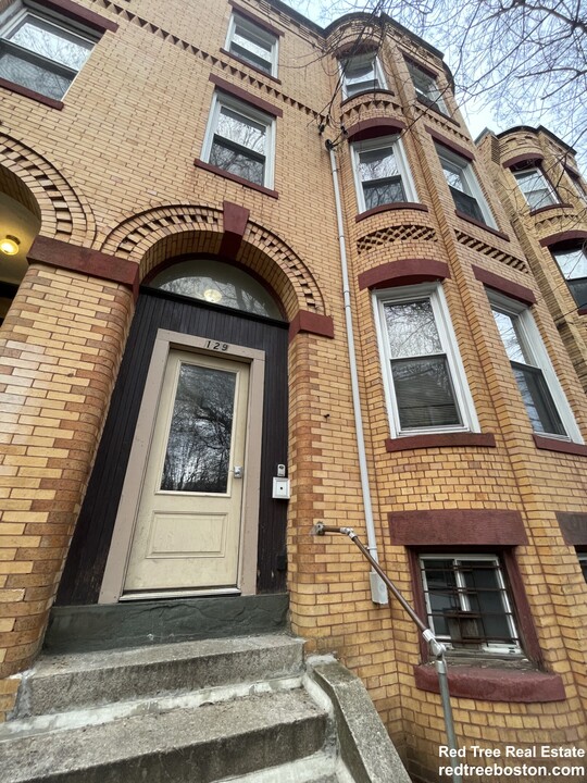 129 Cedar St, Unit 3 in Boston, MA - Foto de edificio