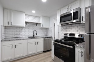 Flats at 2875 - Newly-Renovated Single-Story! in Lexington, KY - Building Photo