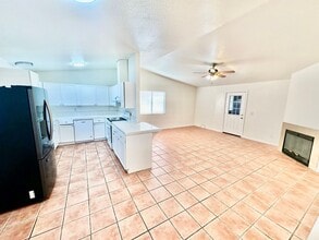 2363 Sierra View St in Selma, CA - Building Photo - Building Photo