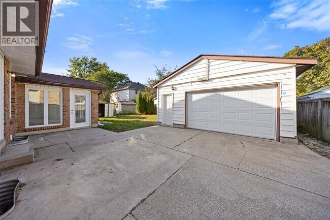 1345 Wiltshire Dr in Sarnia, ON - Building Photo - Building Photo