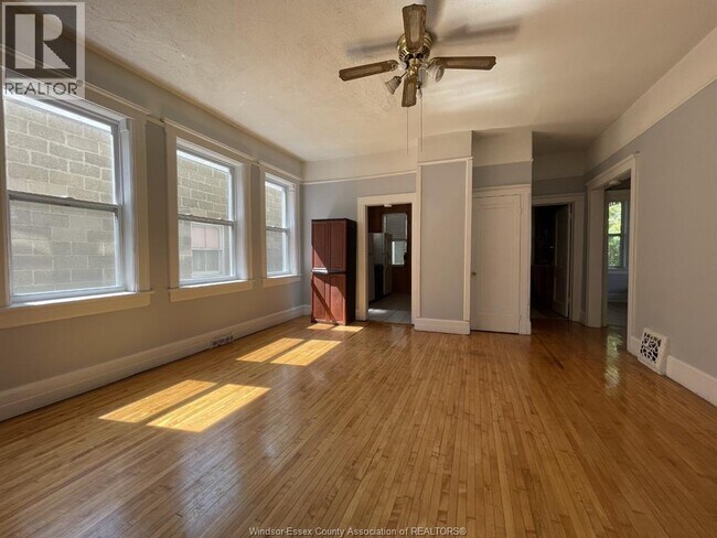 3338 Sandwich St. in Windsor, ON - Foto de edificio - Building Photo