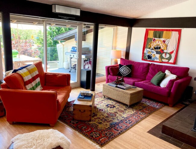 1289 Keith Rd in West Vancouver, BC - Building Photo - Building Photo