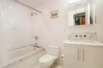 324 Spring St, Unit 3E in New York, NY - Building Photo - Building Photo