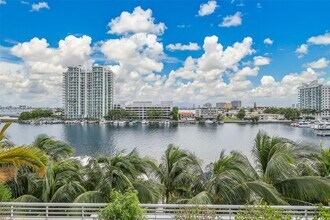 7929 West Dr in North Bay Village, FL - Foto de edificio - Building Photo