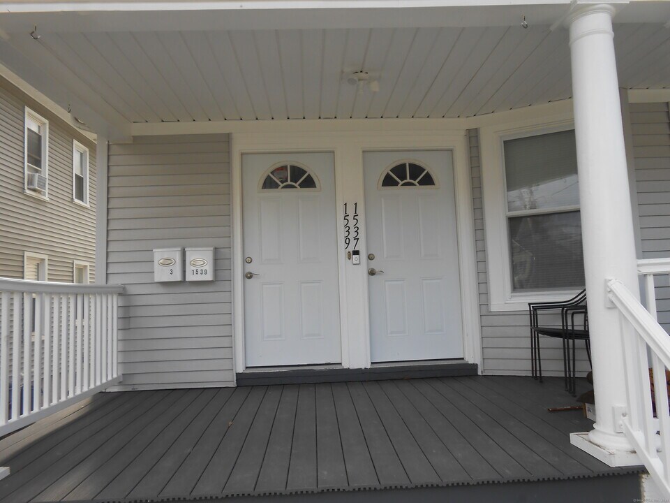 1537 W Broad St in Stratford, CT - Building Photo