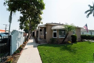 9932 Mallison Ave, Unit A in South Gate, CA - Foto de edificio - Building Photo