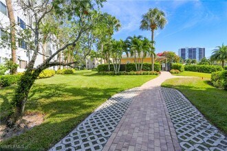 360 Horse Creek Dr in Naples, FL - Building Photo - Building Photo