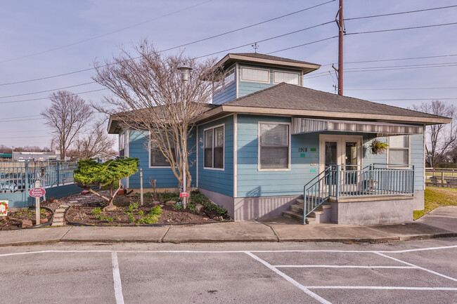 Azalea Trail Apartments in Rogers, AR - Foto de edificio - Building Photo