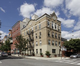 120 Boerum Pl in Brooklyn, NY - Foto de edificio - Building Photo