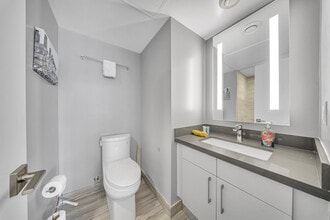 162 Cumberland St, Unit SI ID1388902P in Toronto, ON - Building Photo - Building Photo