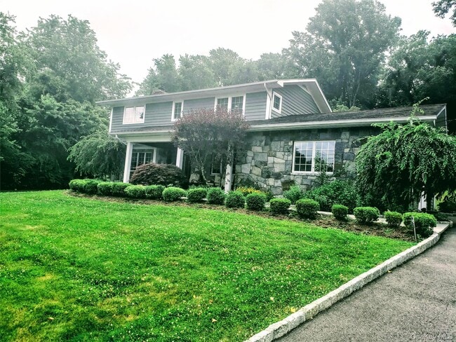 10 Foxwood Ln in Thornwood, NY - Building Photo - Building Photo