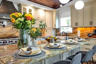 110 SE 11th Ave in Fort Lauderdale, FL - Foto de edificio - Building Photo