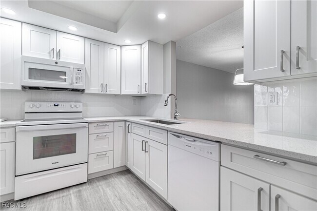 6102 Augusta Dr in Ft. Myers, FL - Building Photo - Building Photo