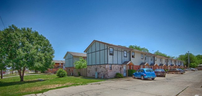 College Park Townhomes in Oklahoma City, OK - Building Photo - Building Photo