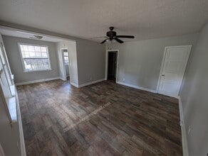 218 Milwaukee Ave in Orange Park, FL - Foto de edificio - Building Photo