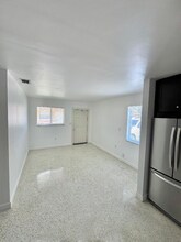 626 W 17th St, Unit 626 W 17th St in Hialeah, FL - Foto de edificio - Building Photo