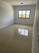 885 E 1st Ave in Hialeah, FL - Foto de edificio - Building Photo