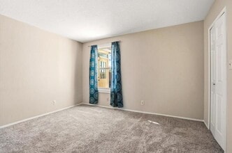 1645 Hollyberry Dr NE in Rio Rancho, NM - Foto de edificio - Building Photo