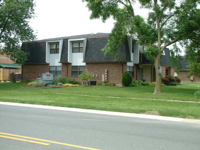 Chateau Apartments in Englewood, OH - Building Photo - Building Photo