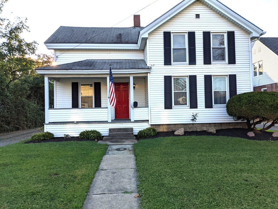 163 N Mecca St in Cortland, OH - Building Photo