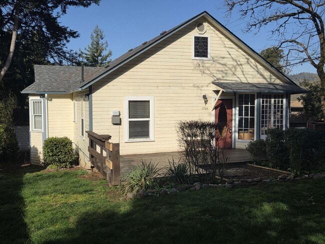 1764 SE Douglas Ave in Roseburg, OR - Building Photo - Building Photo