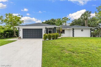 404 Anchor Way in North Fort Myers, FL - Foto de edificio - Building Photo