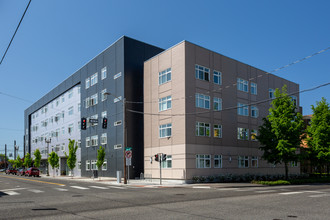 13 West Apartments in Vancouver, WA - Building Photo - Building Photo