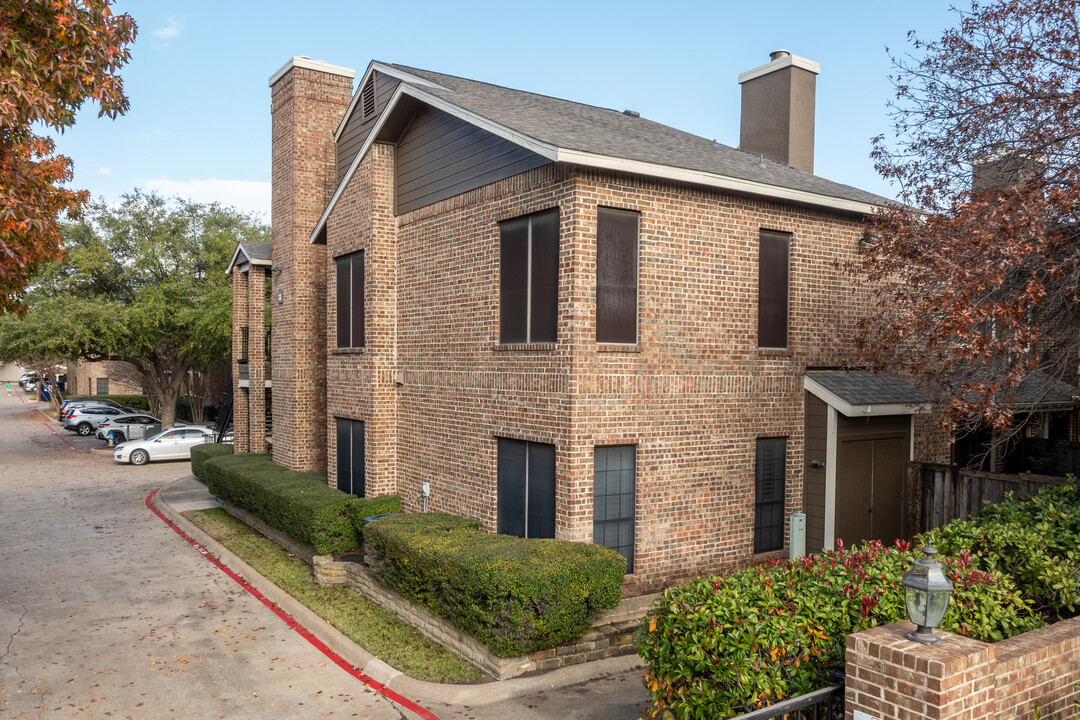 Cobblestone Square in Dallas, TX - Building Photo