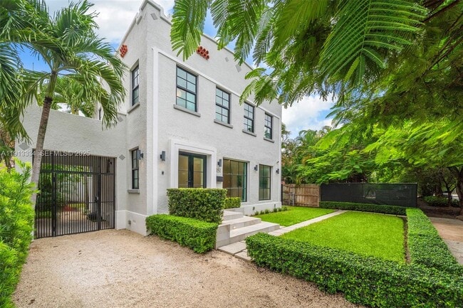 151 NE 43rd St in Miami, FL - Building Photo - Building Photo