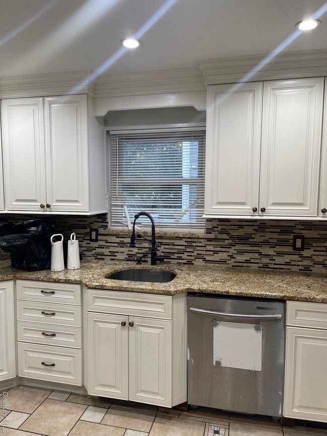 185 E Parkview Dr in Shirley, NY - Building Photo - Building Photo