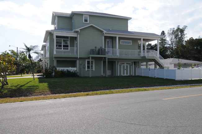 414 72nd St in Holmes Beach, FL - Foto de edificio - Building Photo