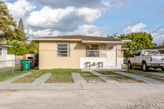 DESMOND A VERSTRAATE APARTMENTS in Miami, FL - Building Photo - Building Photo